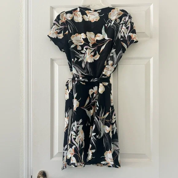 NWT Yumi Kim Kennedy 100% Silk Black Floral Bay Breeze Wrap Mini Dress - Small - Picture 7 of 16
